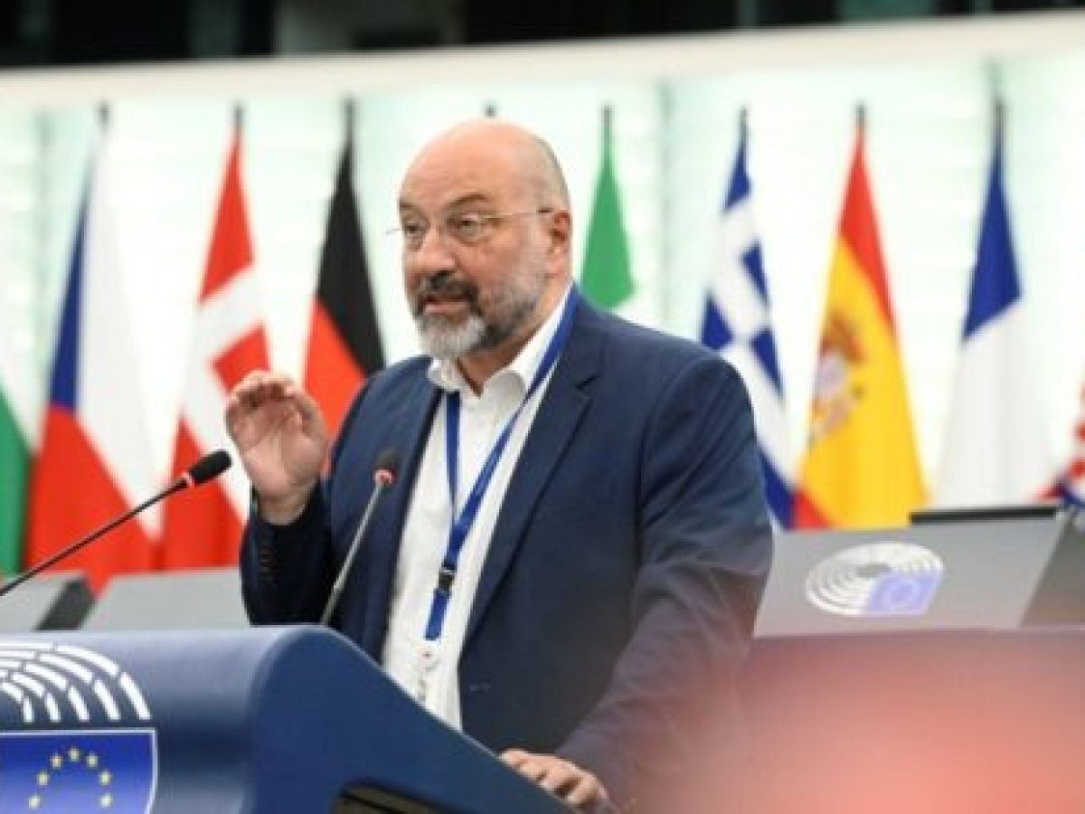 &Kappa;&omicron;&mu;&iota;&sigma;&iota;ό&nu; &pi;&rho;&omicron;&sigmaf; &Sigma;ά&kappa;&eta; &Alpha;&rho;&nu;&alpha;&omicron;ύ&tau;&omicron;&gamma;&lambda;&omicron;&upsilon;: &Eta; &sigma;&tau;ή&rho;&iota;&xi;&eta; &mu;&iota;&kappa;&rho;ώ&nu; &kappa;&alpha;&phi;&epsilon;&nu;&epsilon;ί&omega;&nu; &kappa;&alpha;&iota; &pi;&alpha;&nu;&tau;&omicron;&pi;&omega;&lambda;&epsilon;ί&omega;&nu; &sigma;&tau;&alpha; &omicron;&rho;&epsilon;&iota;&nu;ά &chi;&omega;&rho;&iota;ά &epsilon;&pi;&iota;&tau;&rho;έ&pi;&epsilon;&tau;&alpha;&iota;
