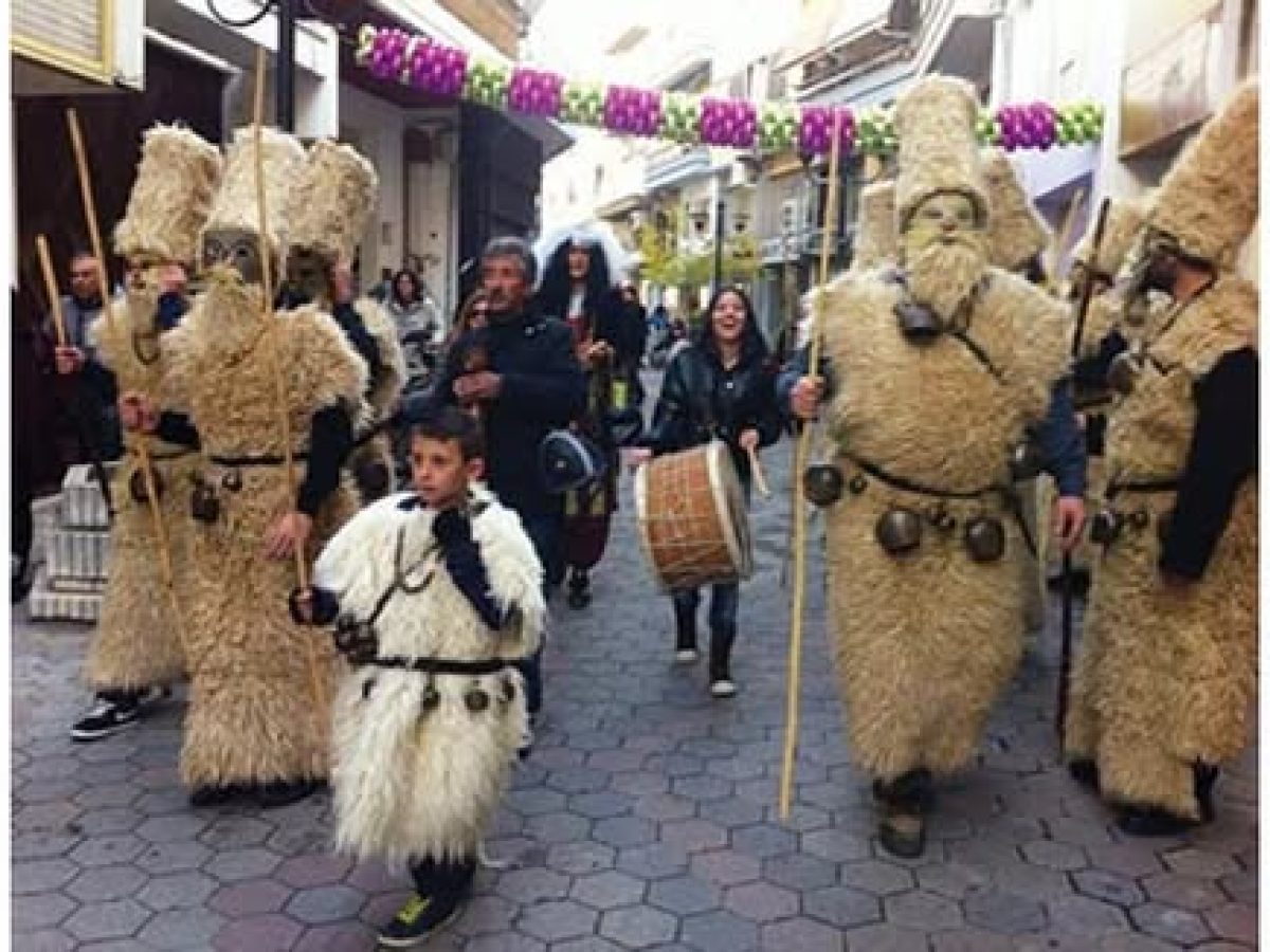 Κομοτηνή: Ο Πολιτιστικός Όμιλος Ποντίων Θρυλορίου “Η Κερασούντα και το Γαρς” αναβιώνουν το έθιμο των “Μωμόγερων” στο κέντρο της πόλης