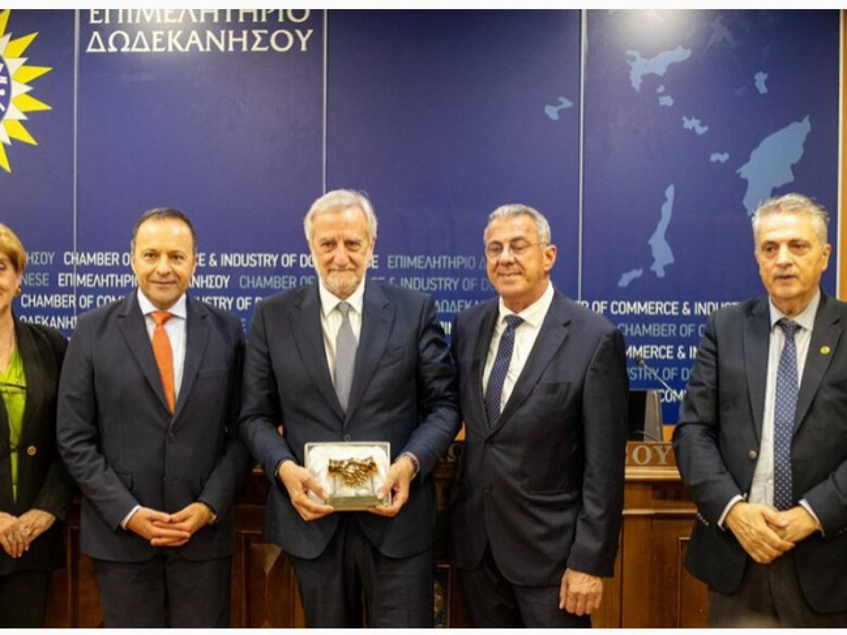 Κοπή πίτας στο Επιμελητήριο Δωδεκανήσου και τιμητική διάκριση στον Νίκο Παπασταματίου για την αδιάλειπτη προσφορά του στο θεσμό και τους επιχειρηματίες του νομού