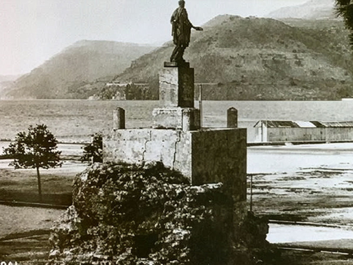 Κοργιαλένειο Μουσείο Έκθεμα Ιανουαρίου 2026-Παύλου Προσαλέντη, Ο ανδριάντας του Μαίτλαντ στο Αργοστόλι