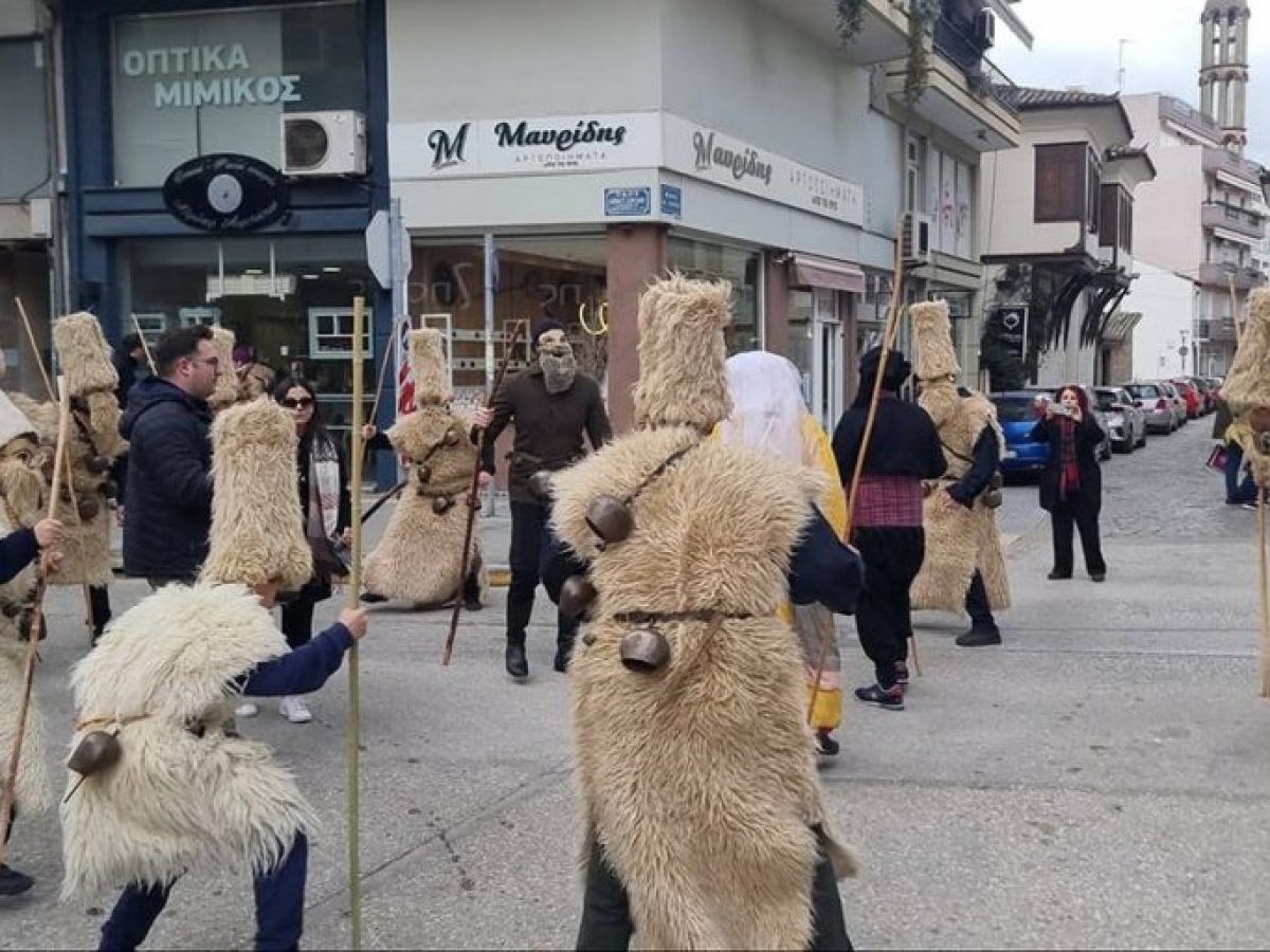 Κουδούνια, νύφη και κυνηγητά: Οι Μωμόγεροι του Θρυλορίου ξανά στους δρόμους