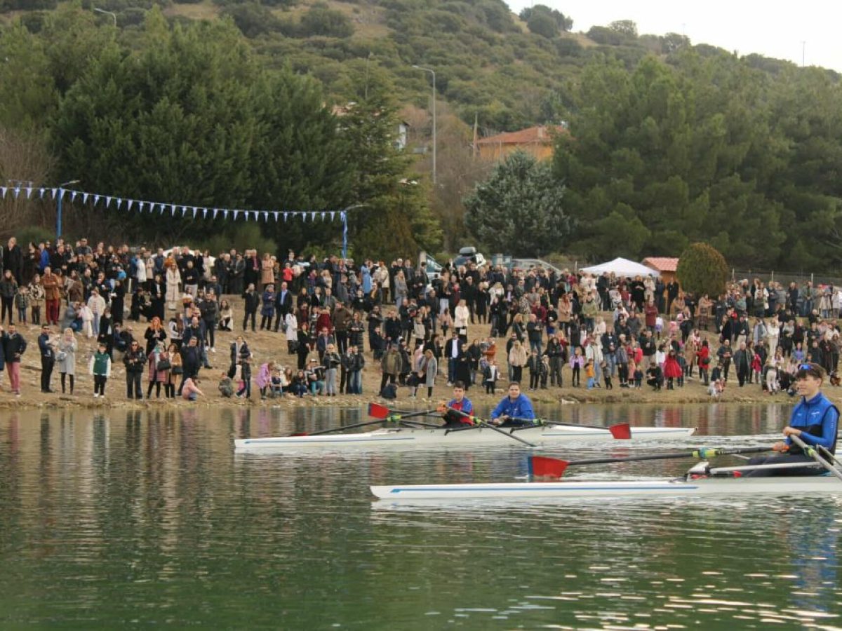 Κοζάνη: Με κατάνυξη και πλήθος πιστών ο καθαγιασμός των υδάτων – Βούτηξαν στα παγωμένα νερά Πολυφύτου και Πραμόριτσας