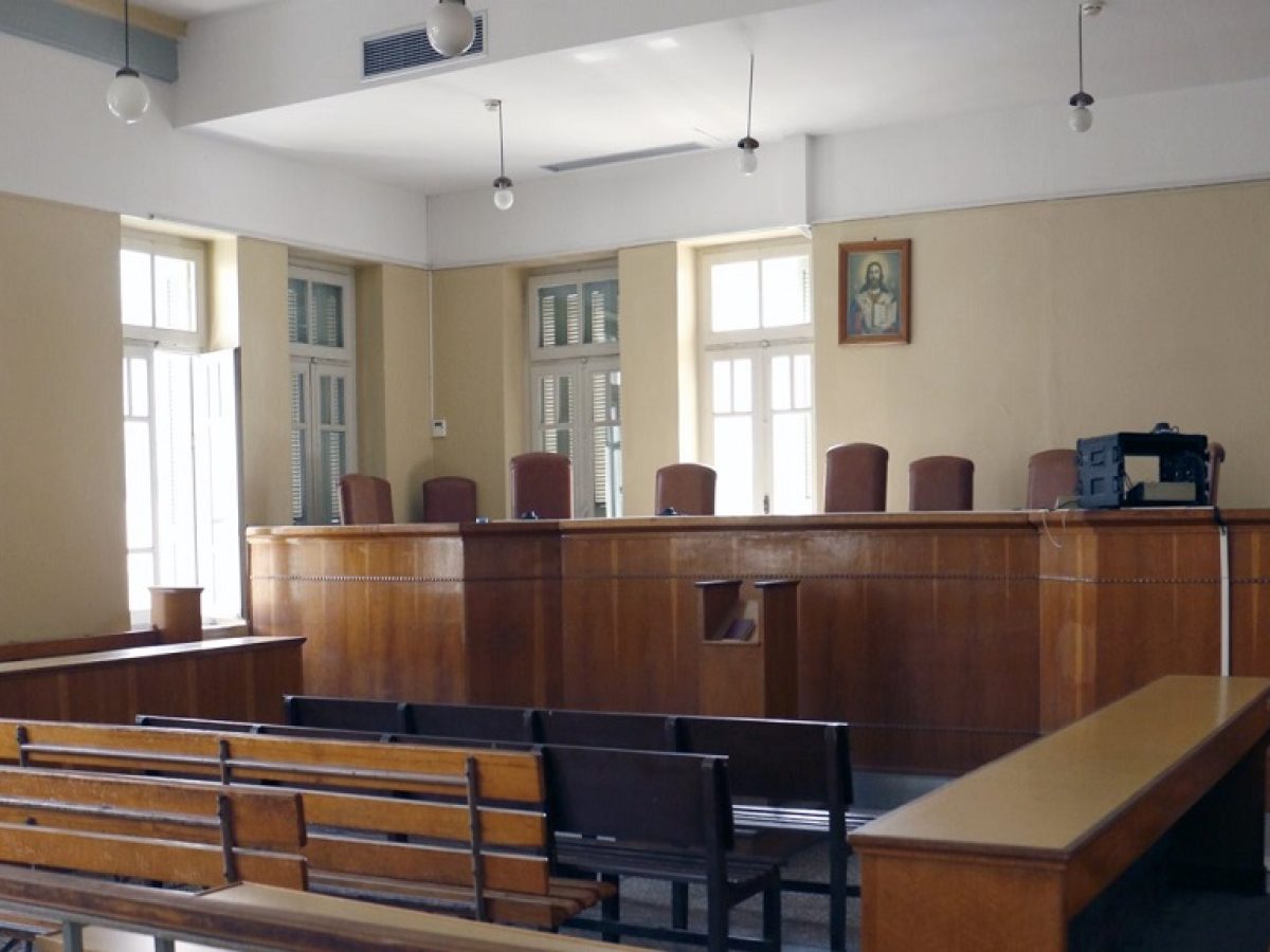 &Kappa;&rho;ή&tau;&eta; &ndash; &Upsilon;&pi;ό&theta;&epsilon;&sigma;&eta; 54&chi;&rho;&omicron;&nu;&omicron;&upsilon; &gamma;&iota;&alpha; &tau;&eta;&nu; &kappa;&alpha;&kappa;&omicron;&pi;&omicron;ί&eta;&sigma;&eta; &tau;&omega;&nu; &delta;ύ&omicron; &kappa;&omicron;&rho;ώ&nu; &tau;&omicron;&upsilon;: &laquo;&Epsilon;ί&mu;&alpha;&iota; &alpha;&theta;ώ&omicron;&sigmaf;&raquo; &phi;ώ&nu;&alpha;&zeta;&epsilon;, &mu;&epsilon; &tau;&omicron; &pi;&lambda;ή&theta;&omicron;&sigmaf; &kappa;ό&sigma;&mu;&omicron;&upsilon; &sigma;&upsilon;&gamma;&kappa;&epsilon;&nu;&tau;&rho;&omega;&mu;έ&nu;&omicron; έ&xi;&omega; &alpha;&pi;ό &tau;&alpha; &delta;&iota;&kappa;&alpha;&sigma;&tau;ή&rho;&iota;&alpha; (&beta;ί&nu;&tau;&epsilon;&omicron;)