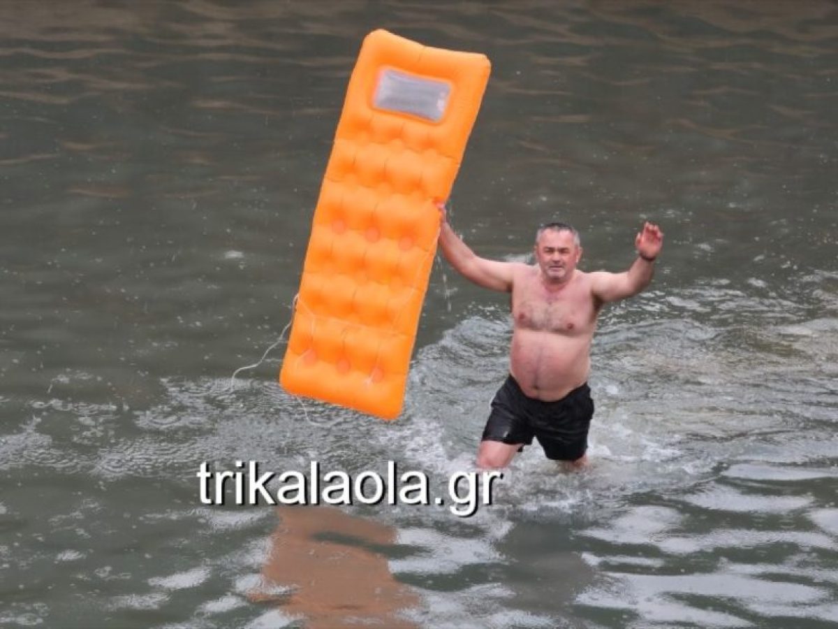 Λαχειοπώλης βούτηξε με στρώμα θαλάσσης για τον Σταυρό στα Τρίκαλα