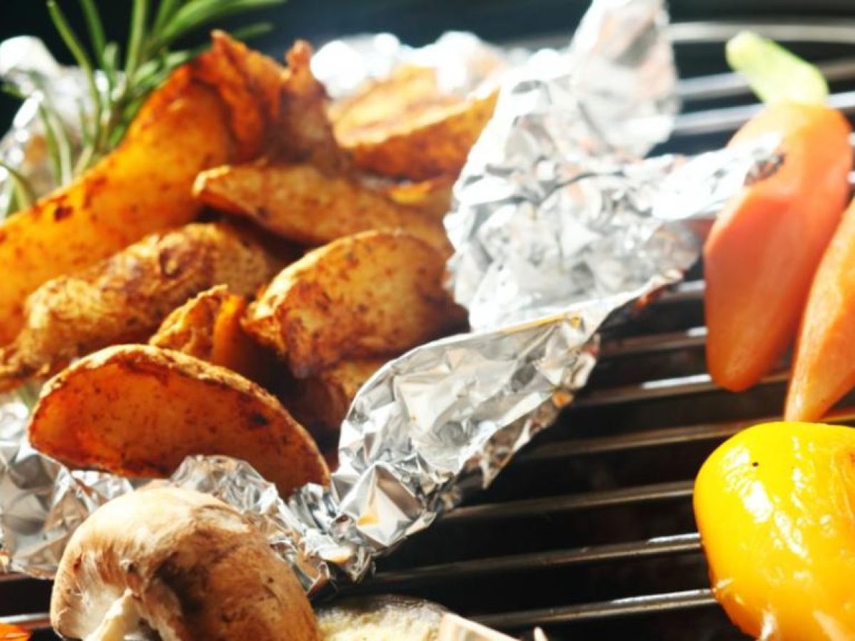 Λαδόκολλα, αλουμινόχαρτο και κερωμένο χαρτί: πώς να τα χρησιμοποιείτε σωστά στο μαγείρεμα