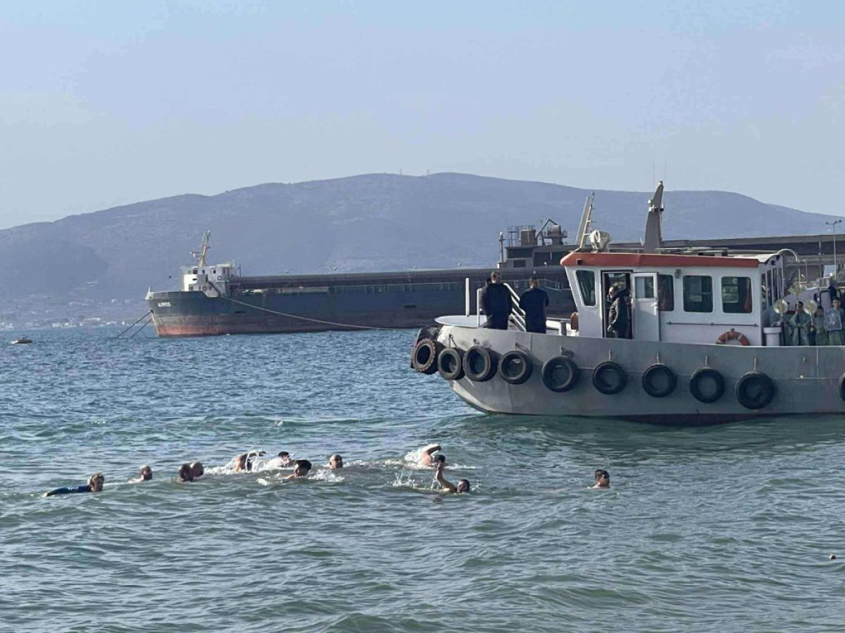 Λαμπρός ο αγιασμός των υδάτων στην Αγριά Βόλου – 15 οι τολμηροί κολυμβητές – ΦΩΤΟ