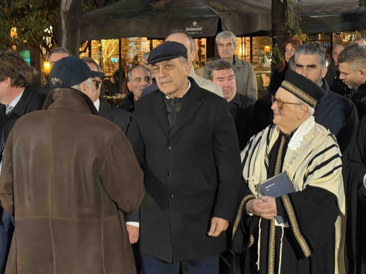 Λάρισα: Κατάθεση στεφάνων και συγκίνηση για τη Διεθνή Μέρα Μνήμης του Ολοκαυτώματος (φώτο και βίντεο)