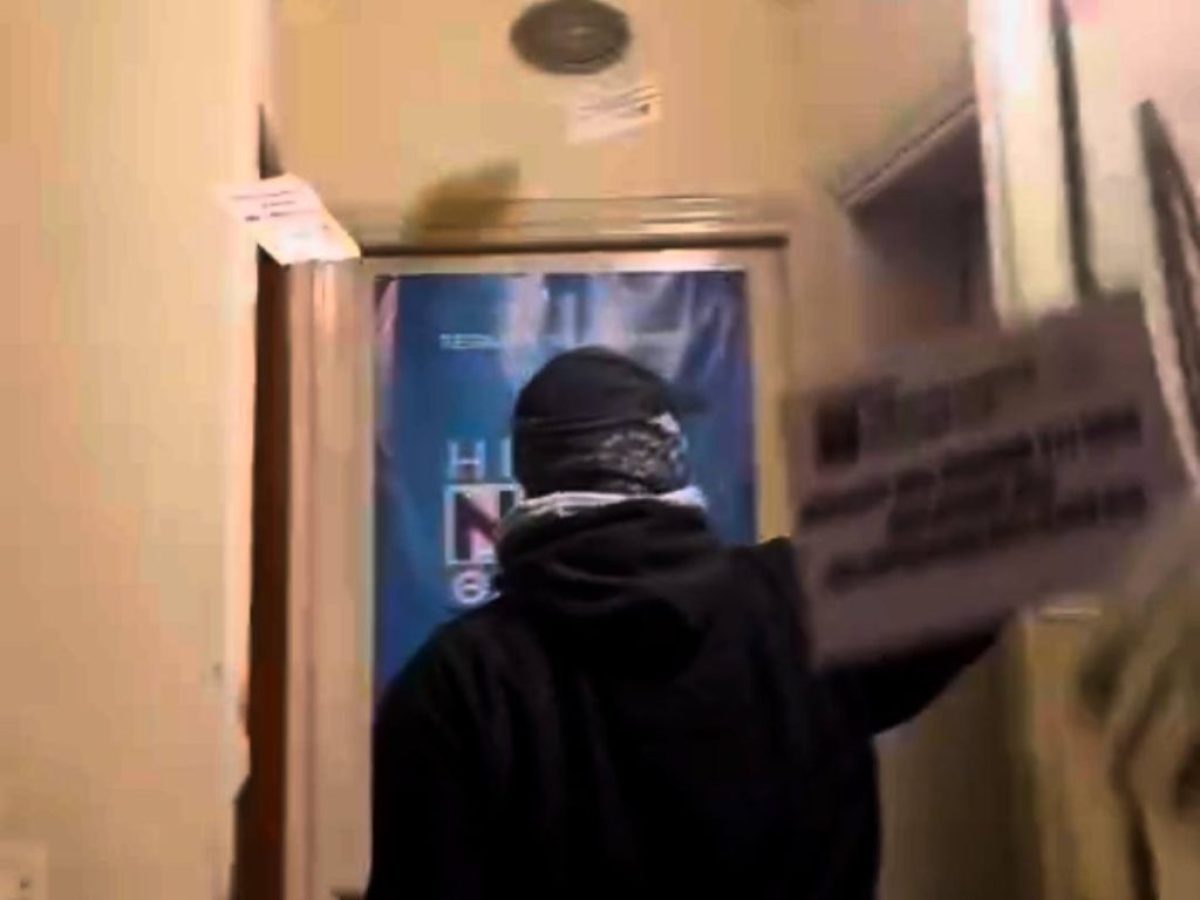 Λάρισα: Στα γραφεία της ΝΔ ο Ρουβίκωνας (ΦΩΤΟ)