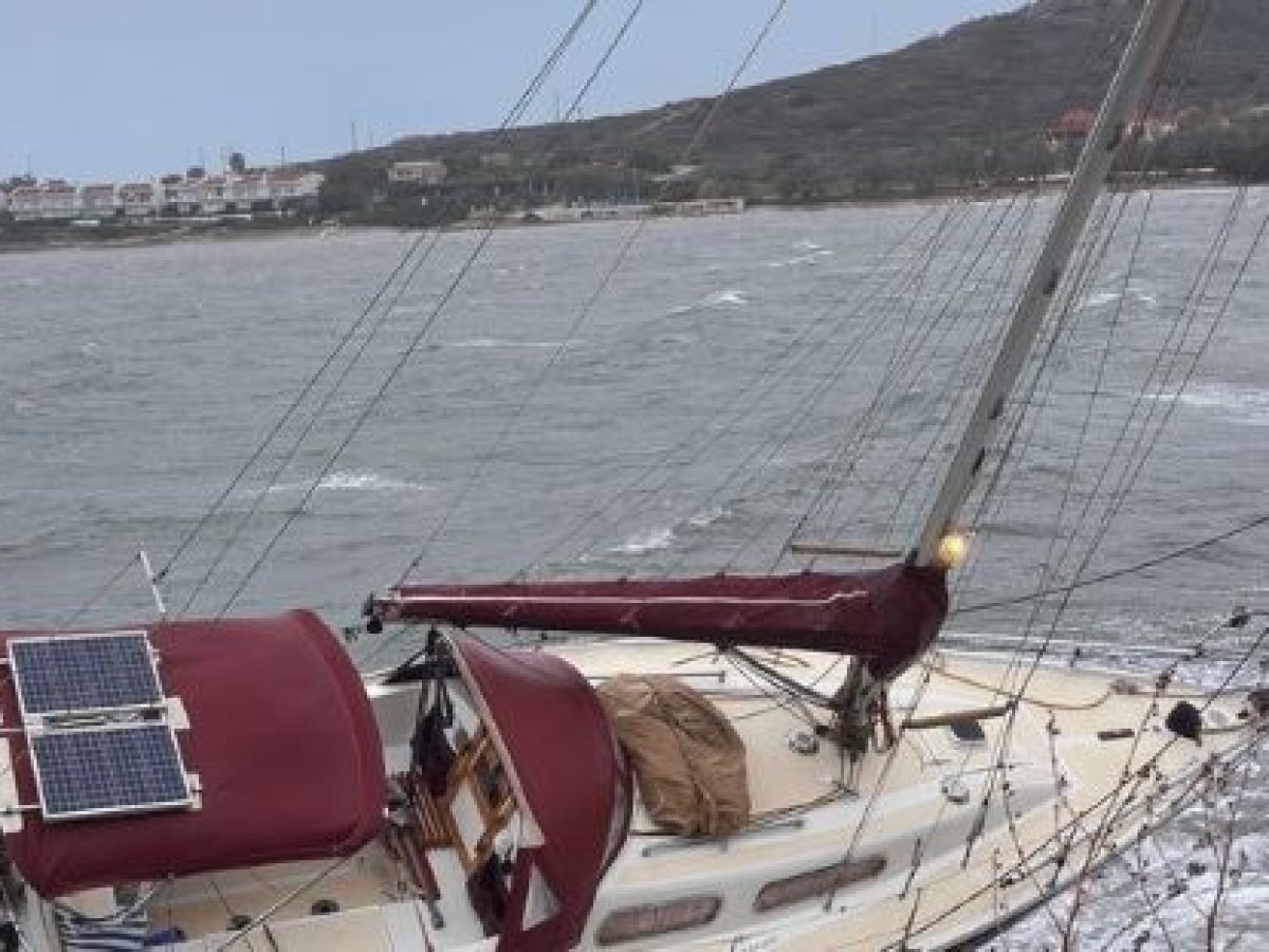 Λαύριο: Ιστιοφόρο χωρίς επιβαίνοντες προσάραξε στα βράχια στην Πούντα Ζέζα – anattica