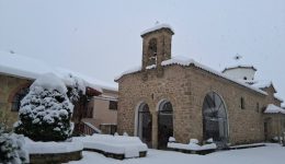 lefko-peplo-sti-moni-stagiadon