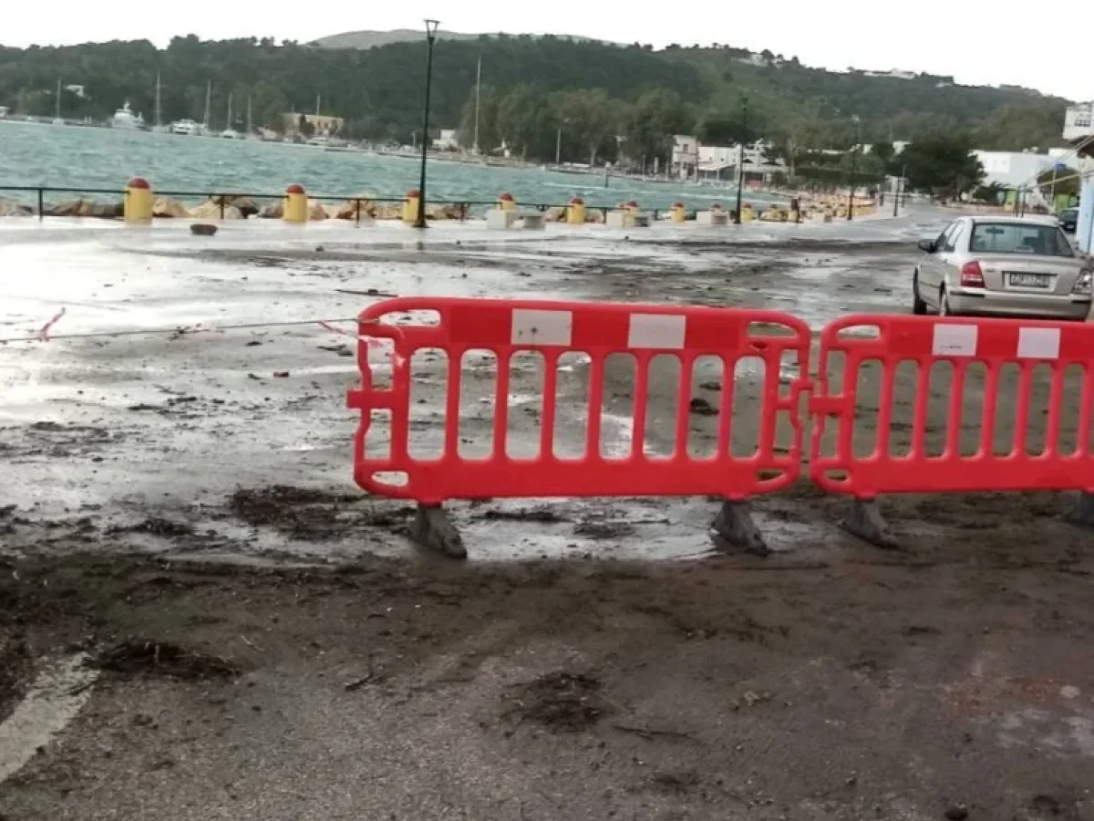 Λέρος: Κλειστός ο παραλιακός δρόμος στο Λακκί λόγω των έντονων καιρικών φαινομένων