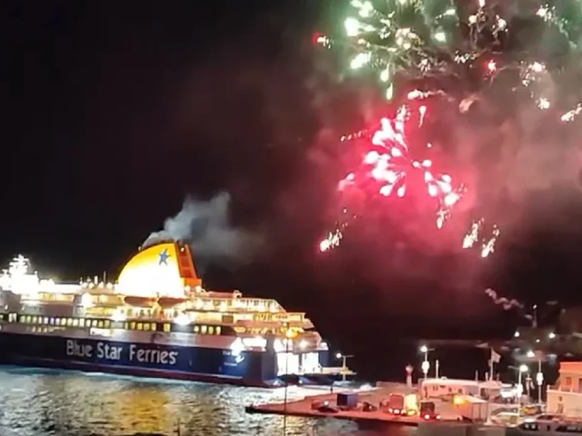 Λέρος: Με βεγγαλικά υποδέχτηκαν το πρώτο πλοίο του 2026 στην Αγία Μαρίνα (Video)