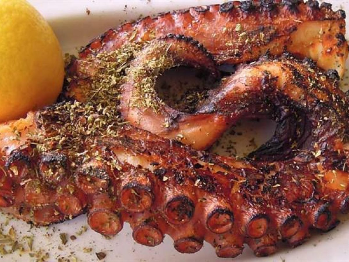 Λέσβος: O oυζομεζές της Κυριακής: Χταπόδι ψητό