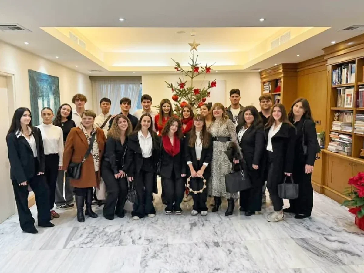 Λύκειο Βουλιαγμένης: Η επίσκεψη και τα κάλαντα στην υπουργό Παιδείας