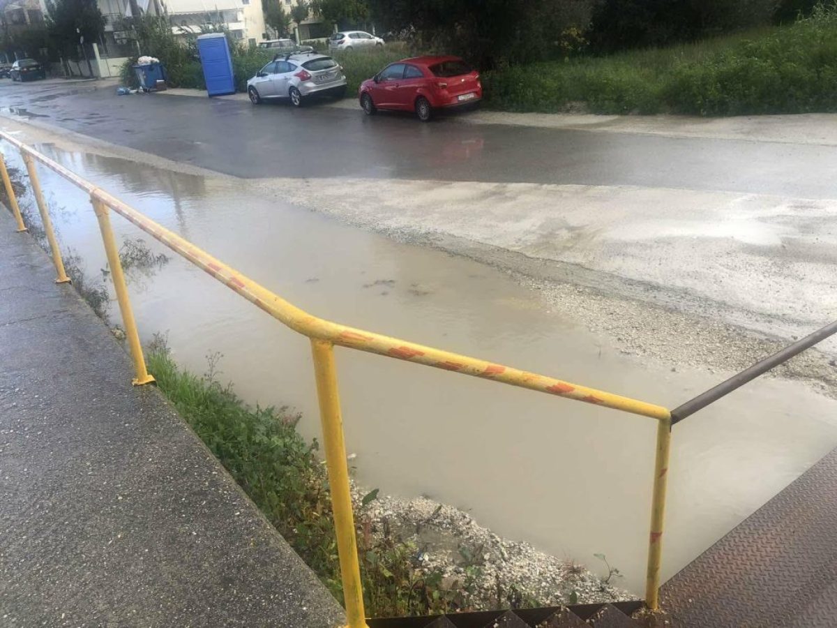 Λίμνη και λασπόνερα στη στάση του Προαστιακού!