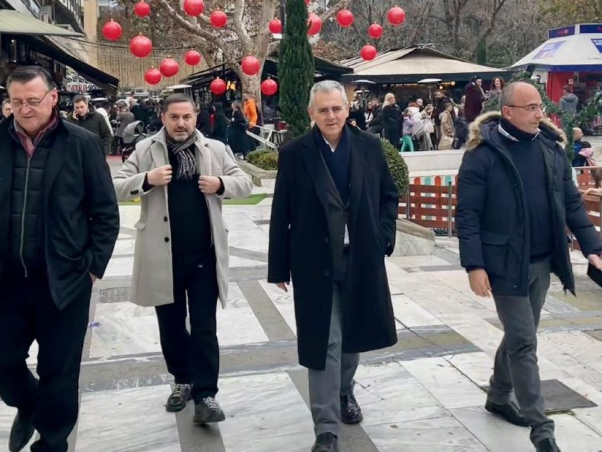 Μ. Χαρακόπουλος με πολίτες της Λάρισας: Το 2026 η κυβέρνηση θα πατήσει γκάζι (φωτό)