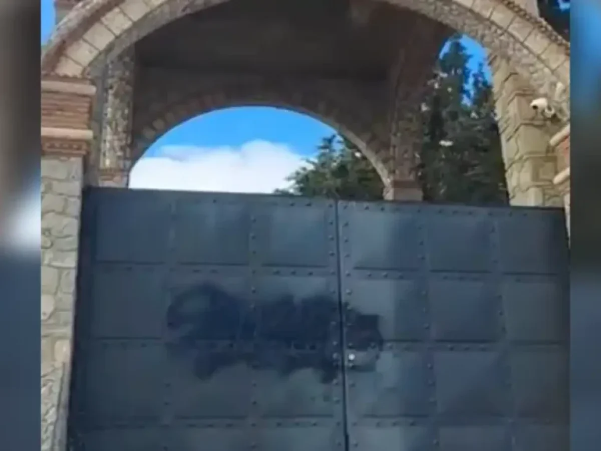 Μάνδρα: Βανδαλισμός με σπρέι στην πύλη της Μονής Παναγίας Γοργοεπήκοου