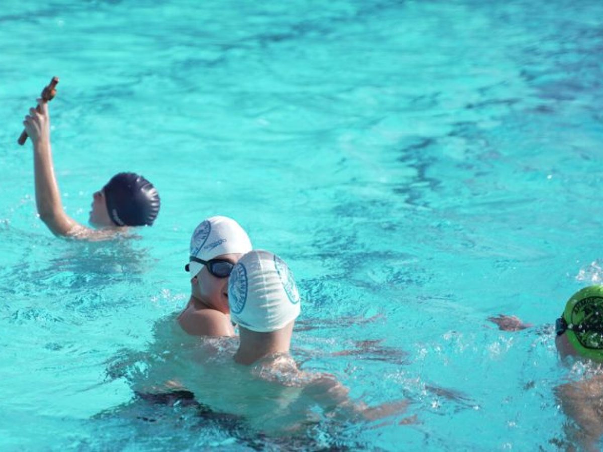 Μαθητής δημοτικού σχολείου έπιασε τον σταυρό (Εικόνες)