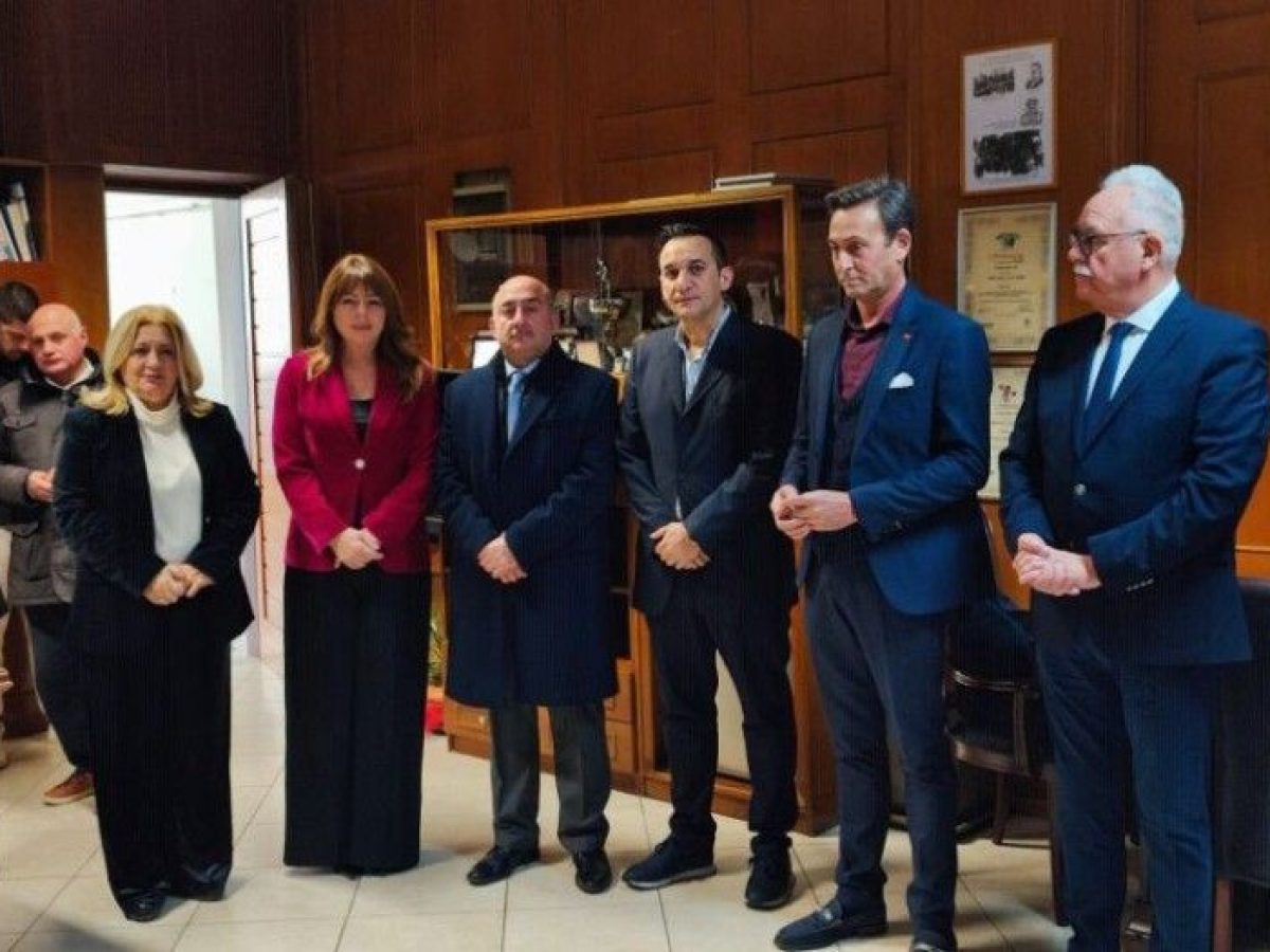 Με ευχές και μήνυμα συνεργασίας η κοπή της πρωτοχρονιάτικης πίτας της Π.Ε. Τρικάλων