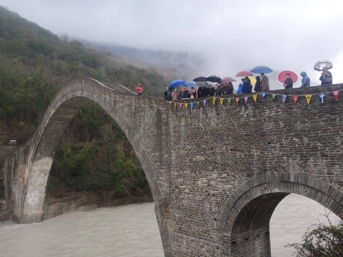 Με φόντο τον φουσκωμένο Άραχθο ο καθαγιασμός των υδάτων στην Πλάκα