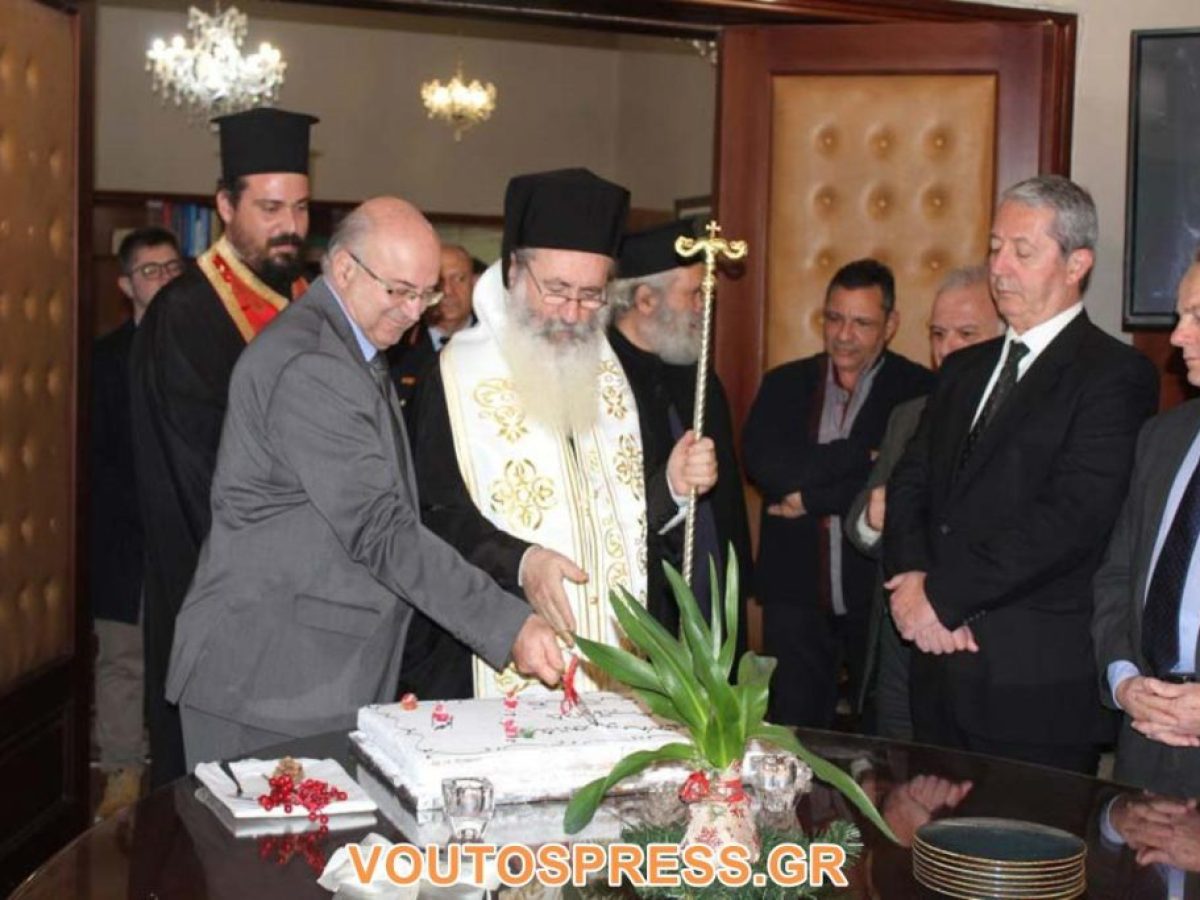 Με ήχους από κάλαντα και τραγούδια του νησιού μας η Π.Ε. Κεφαλληνίας έκοψε την πρωτοχρονιάτικη πίτα της με το φλουρί να μένει στο… σπίτι αφού έπεσε μέσα στον δίσκο