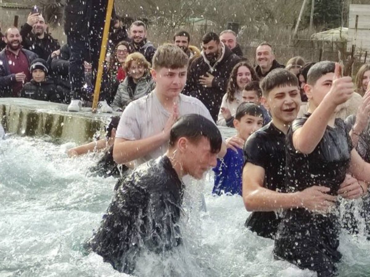 Με κατάνυξη η ρίψη του Τιμίου Σταυρού στον Αμυγδαλεώνα