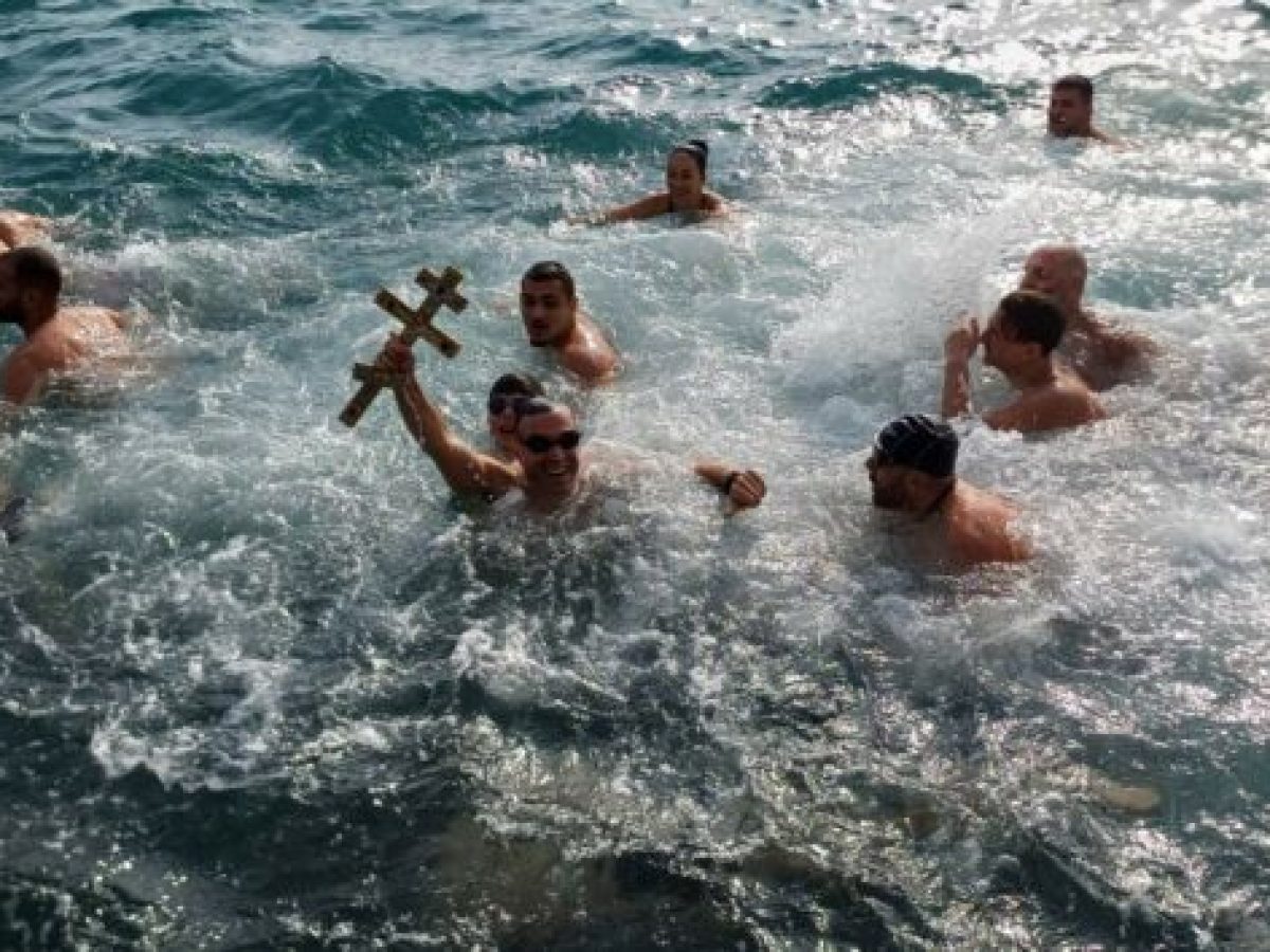 Με κάθε λαμπρότητα γιορτάστηκαν τα Θεοφάνεια στη Ρόδο – Ο Σπύρος Κοτζιάς ανέσυρε τον Τίμιο Σταυρό