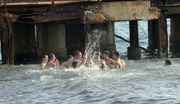 me-lamprotita-giortase-o-dimos