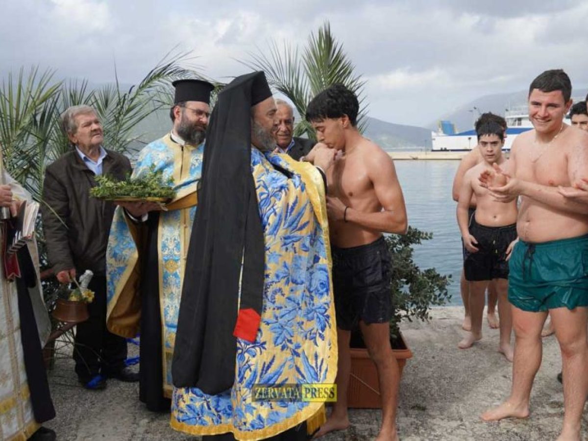 Με λαμπρότητα και πλήθος πιστών τελέστηκε ο Αγιασμός των Υδάτων στο Λιμάνι της Σάμης Κεφαλονιάς (εικόνες)
