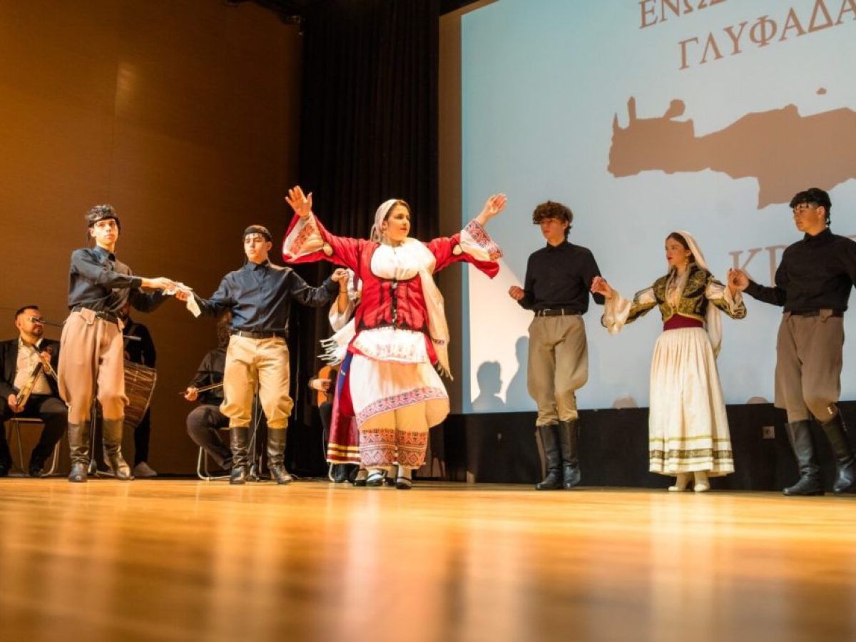 Με ρυθμούς παράδοσης, από τον Πόντο, την Κρήτη και την Μικρασία, ξεκίνησε η νέα χρονιά στη Γλυφάδα