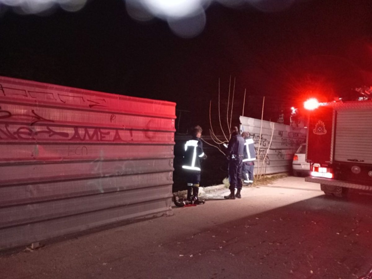 Με την συνδρομή της Πυροσβεστικής αφαιρέθηκαν λαμαρίνες για να μην υπάρξουν ατυχήματα