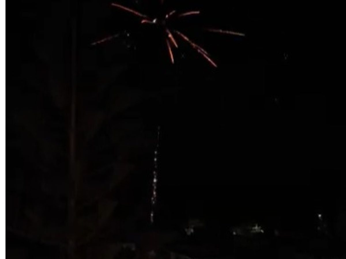 Με βεγγαλικά, καμπάνες και το σφύριγμα του Φέρι Μποτ καλωσόρισε ο Πόρος Κεφαλονιάς το νέο έτος 2026!