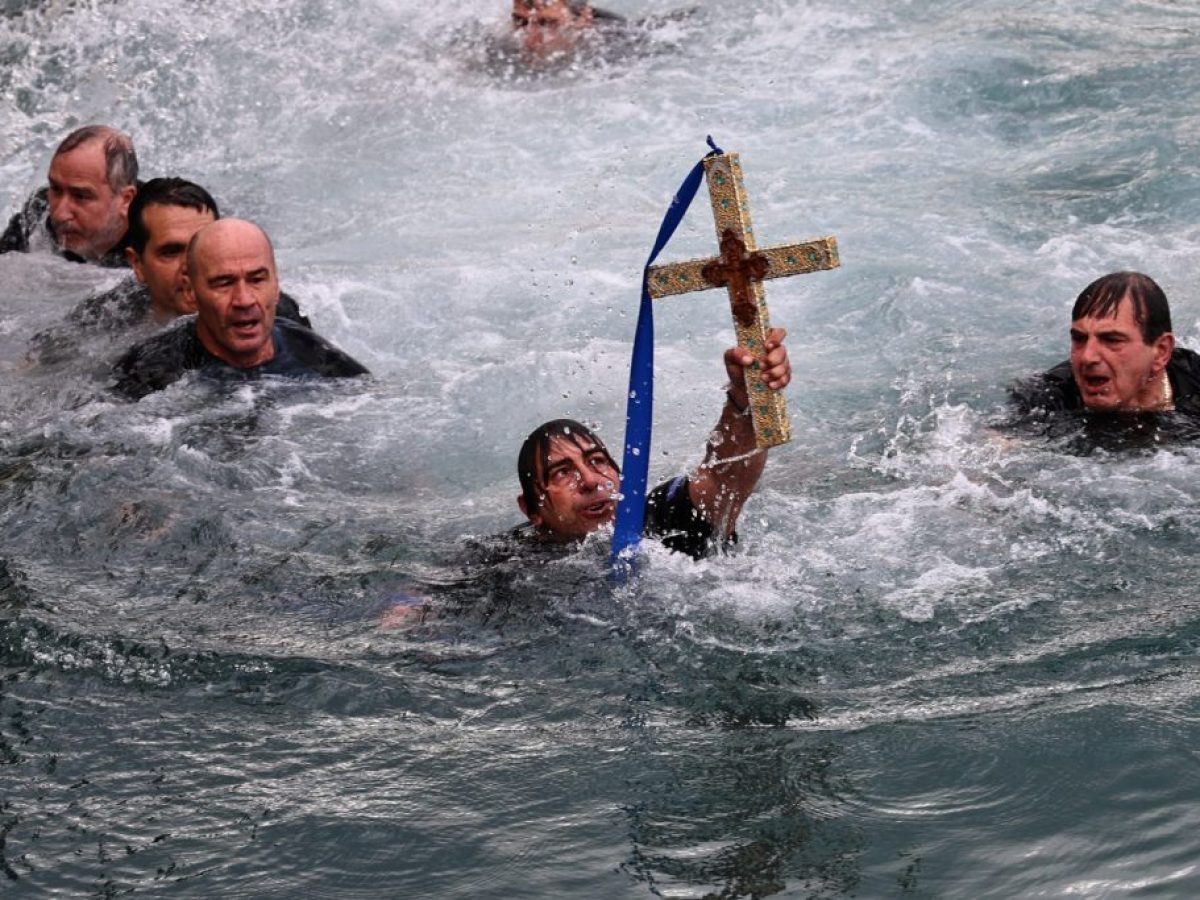 Μεγαλοπρεπής εορτασμός των Θεοφανείων στη χώρα – Ο αγιασμός των υδάτων και η ρίψη του Τίμιου Σταυρού