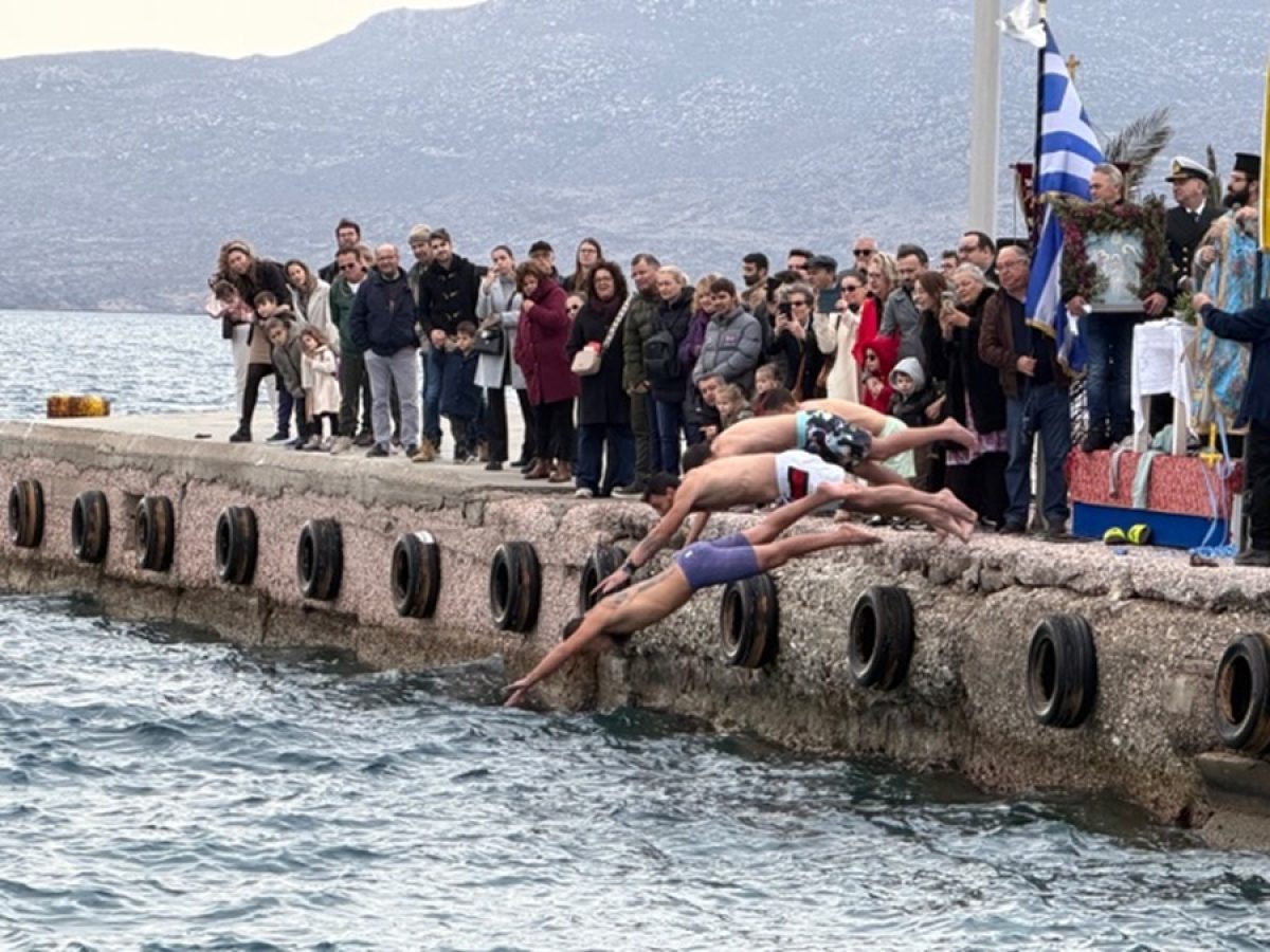 Μεγαλοπρεπής εορτασμός των Θεοφανείων στη Μήλο – Ο αγιασμός των υδάτων και η ρίψη του Τίμιου Σταυρού (Photos)