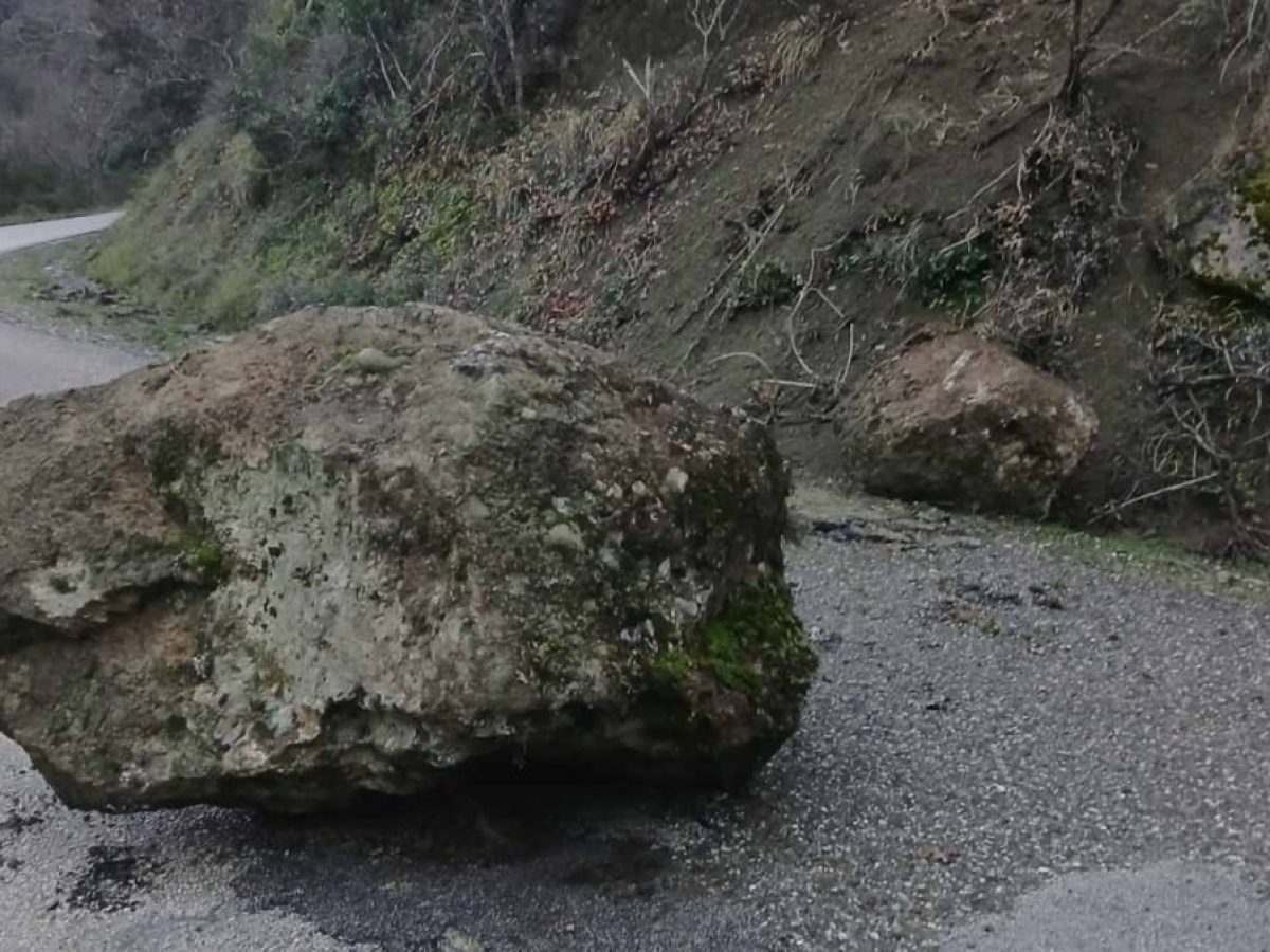 Μεγάλος βράχος έπεσε στο δρόμο για Κυπάρισσο- Επενέβη μηχάνημα του Δήμου Αγρινίου