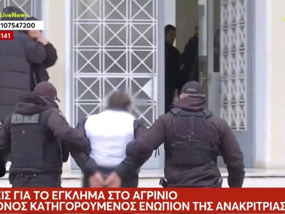 Μεσολόγγι: Με αλεξίσφαιρο γιλέκο και χειροπέδες ο 44χρονος καθ’ ομολογίαν δολοφόνος ενώπιον της Ανακρίτριας