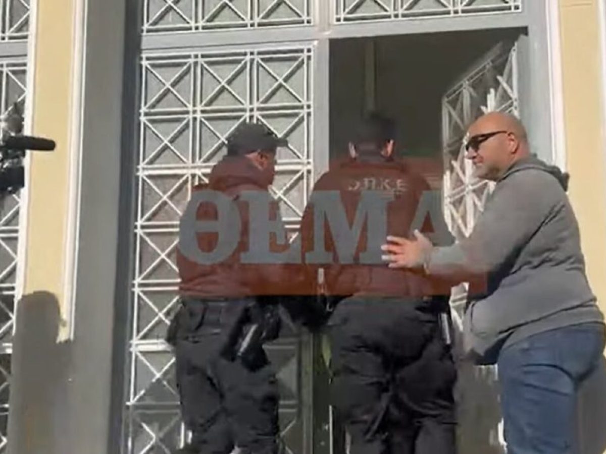 Μεσολόγγι: Με δρακόντεια μέτρα ασφάλειας στα Δικαστήρια ο καθ’ ομολογίαν δολοφόνο του Κώστα Αλεξανδρή