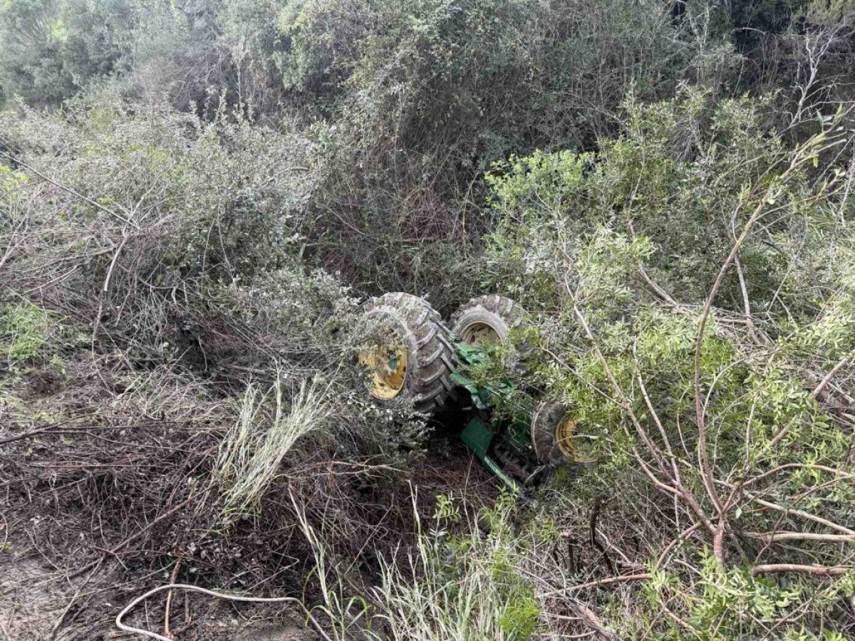 Μεσολόγγι: Ανατροπή τρακτέρ στο Κουτσοχέρι – Καταπλάκωσε τον οδηγό του, εντοπίστηκε χωρίς τις αισθήσεις του (φωτο)