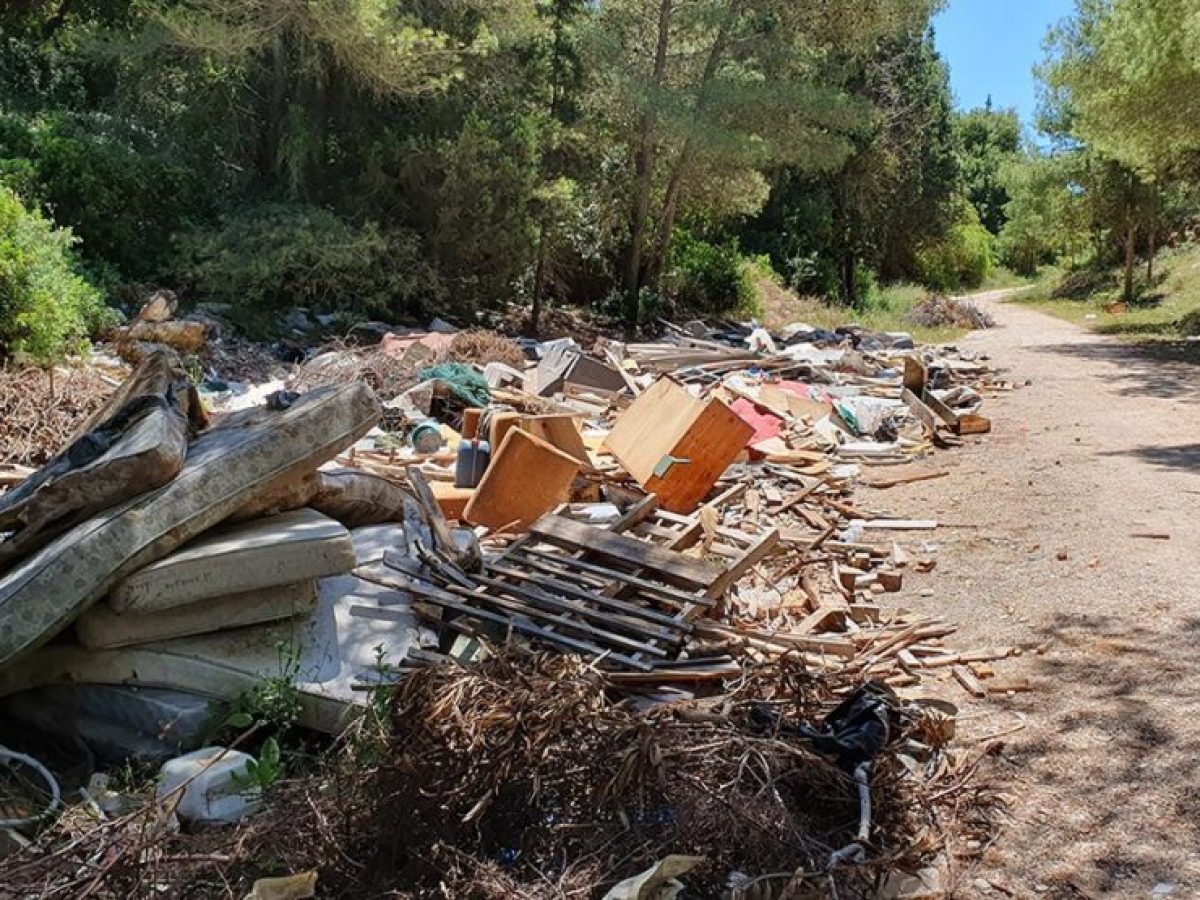 Μεσσηνία | Σκουπίδια και άχρηστα υλικά στην περιοχή της Καρυδιάς (video)