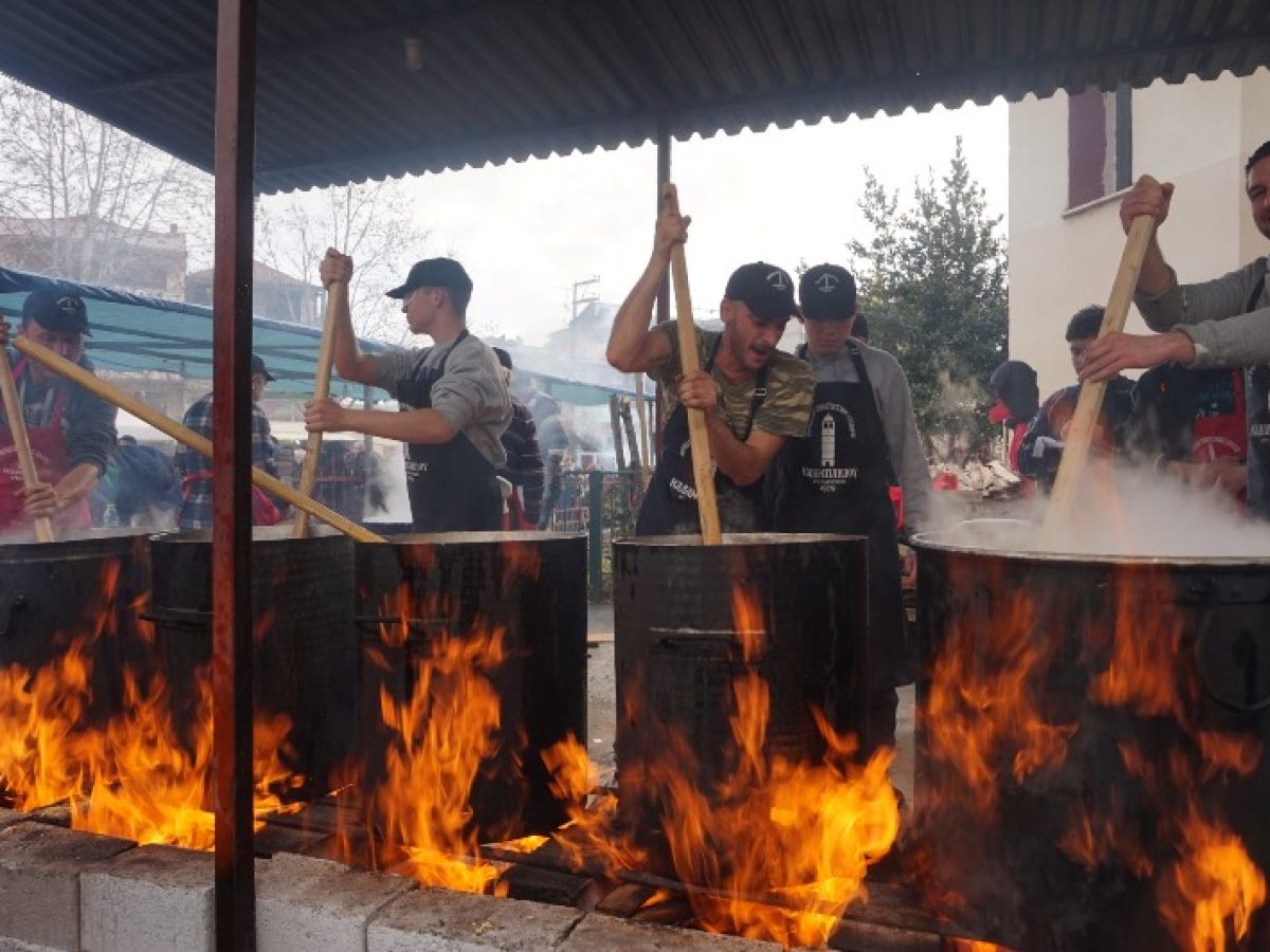 Μετά από τα ευετηριακά δρώμενα των μεταμφιέσεων ακολουθεί το Κουρμπάνι του Άη Θανάση στο Καλαμπάκι