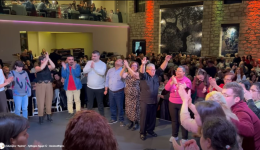 mia-megali-agkalia-Αgapis-sto-2