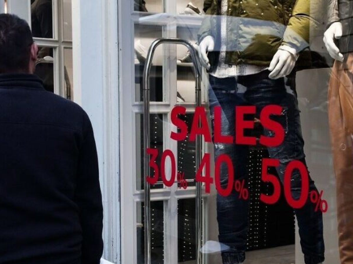 Μηδαμινή η κίνηση στα καταστήματα την πρώτη ημέρα των εκπτώσεων