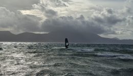milos-tolmiros-surfer-ston-&Alpha;damanta