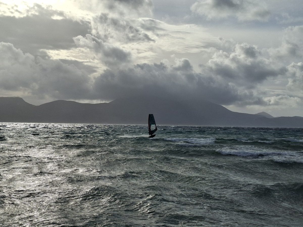 Μήλος: Τολμηρός surfer στον Αδάμαντα