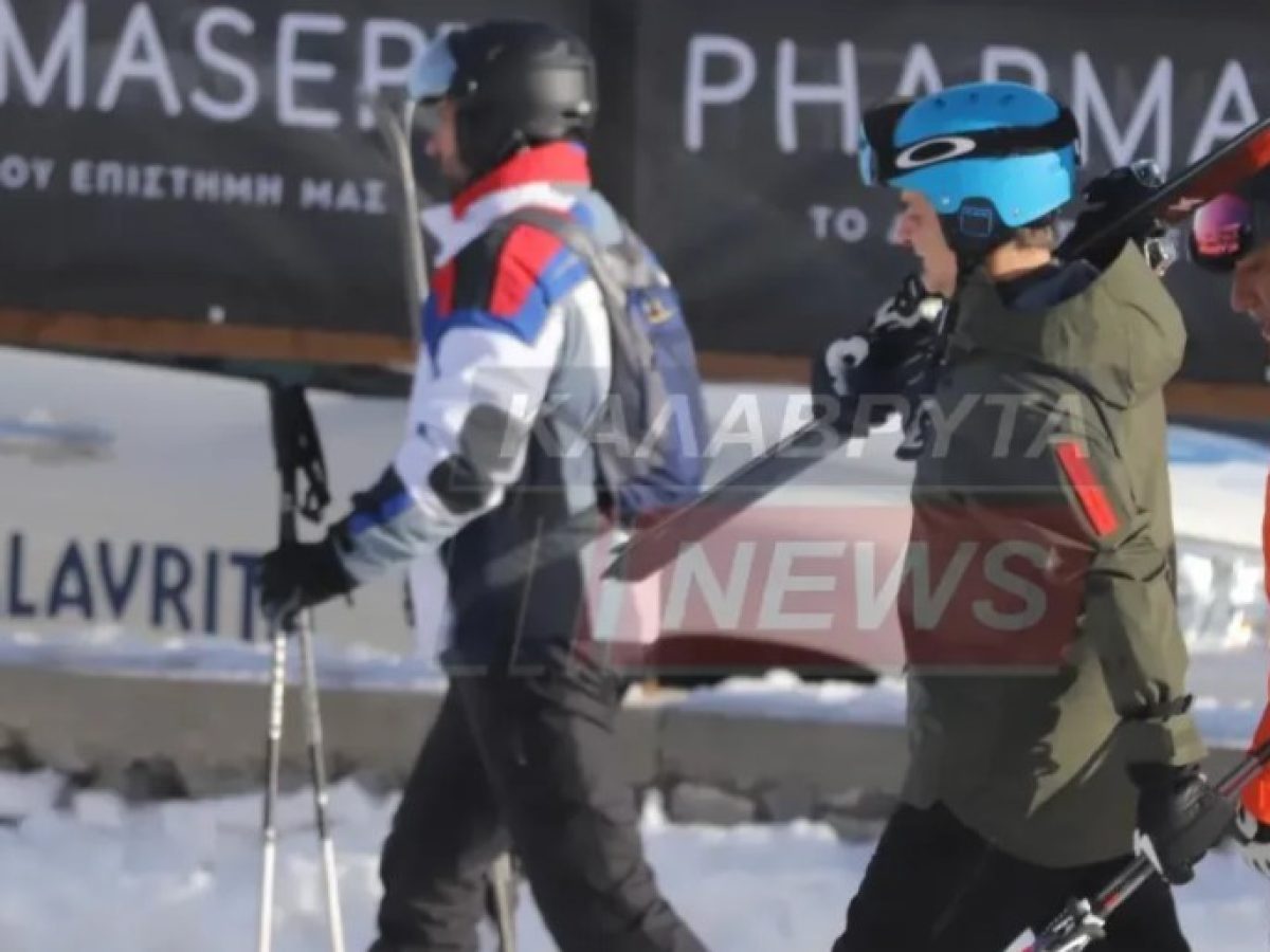 Μητσοτάκης: με τα χιονοπέδιλα στον ώμο στα Καλάβρυτα