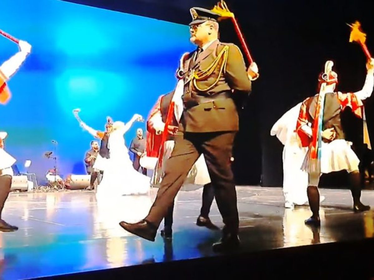 Μωμόγεροι της Ευξείνου Λέσχης Αθηνών για τη «Φλόγα»: Όταν το εθιμικό δρώμενο γίνεται προσφορά