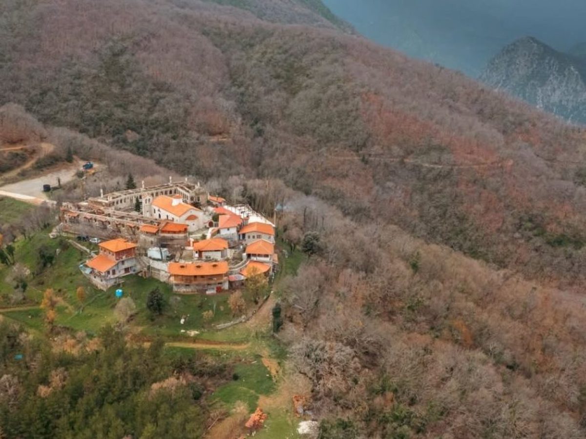 Μονή Παναγίας Βαρνάκοβας: Η Αγία Λαύρα της Ρούμελης με θέα την ορεινή Ναυπακτία