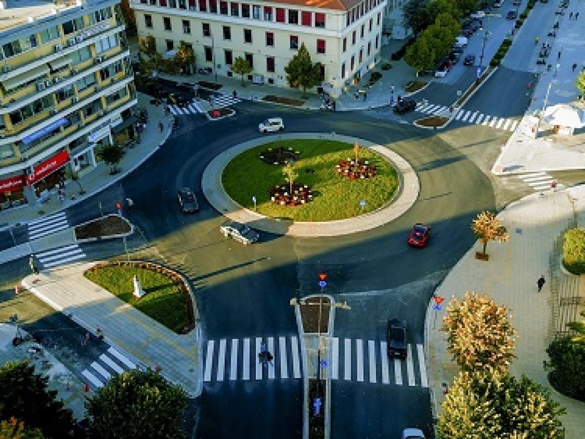 Μονοδρόμηση της κεντρικής οδού μπροστά από την πλατεία Πύρρου