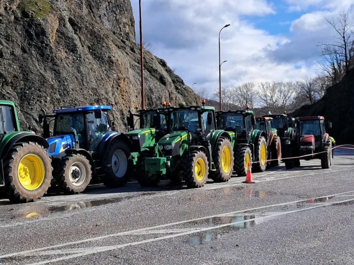 Μουργκάνι Τρικάλων: Αποκλεισμός για φορτηγά – Παρατεταγμένα τα τρακτέρ στον κόμβο