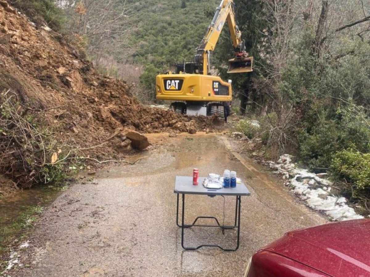 Ναυπακτία: Ένα τραπέζι φιλοξενίας μέσα στο χιόνι – Κίνηση ανθρωπιάς από τον πρόεδρο της Αναβρυτής